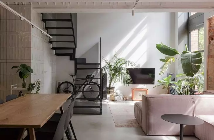 The 79-square-meter apartment was built in a former gymnasium