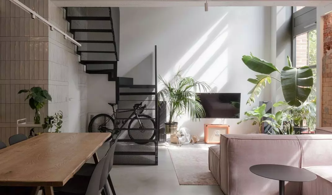 The 79-square-meter apartment was built in a former gymnasium