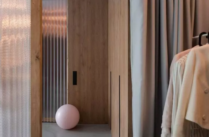 A semi-open dressing room has also been arranged on the first floor