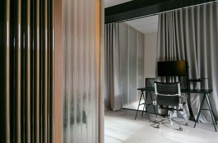 The architect used a modular lighting system based on busbars