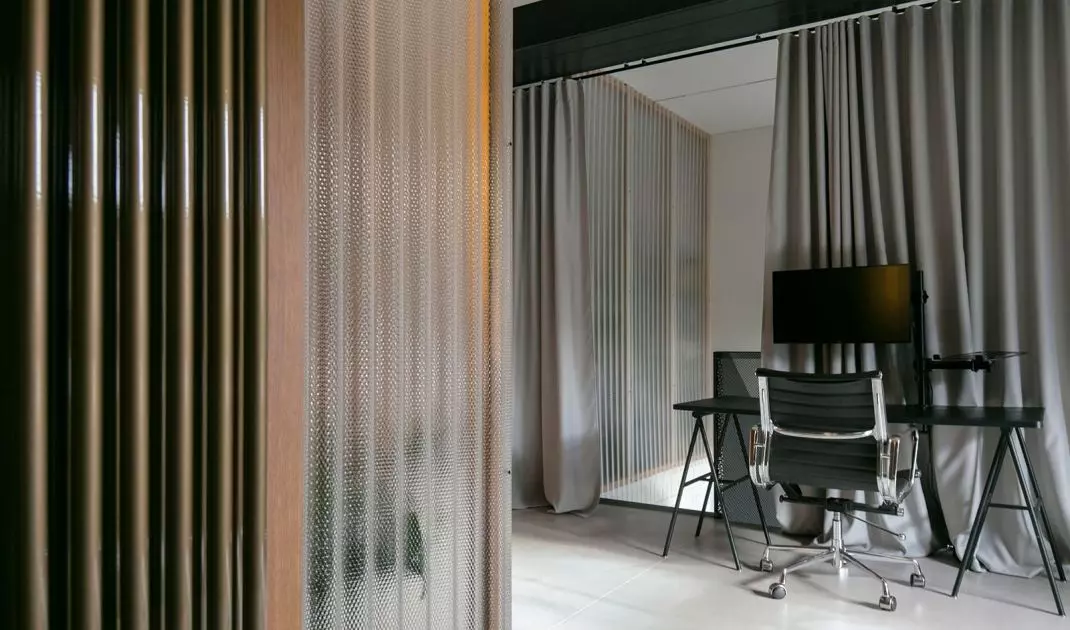 The architect used a modular lighting system based on busbars