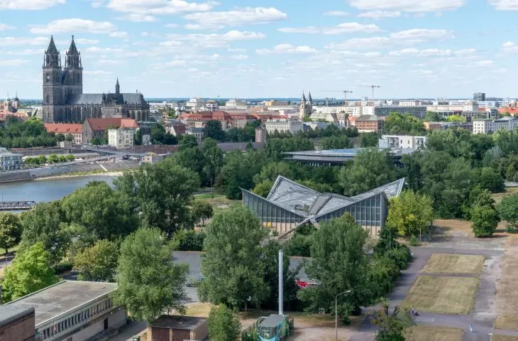 Hyparschale in Magdeburg - a bird's eye view of the building and the city 
