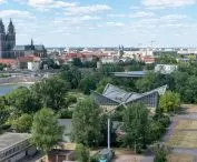 Hyparschale w Magdeburgu – widok na budynek i miasto z lotu ptaka 