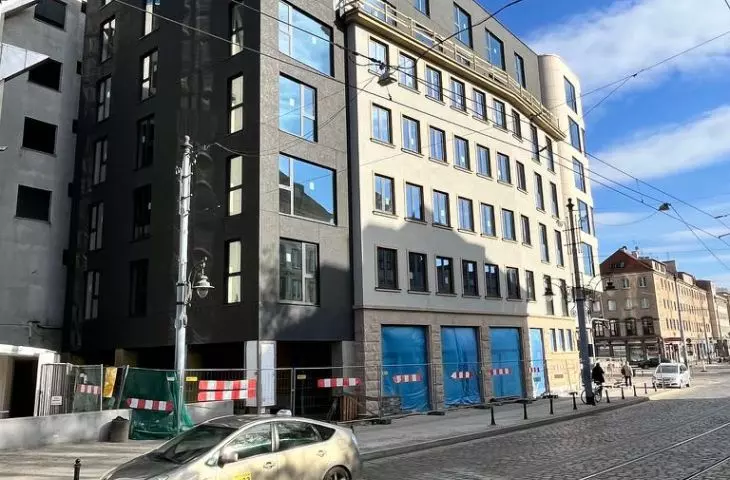 Nowy budynek w miejscu WROBIS-u na skrzyżowaniu ulic Szewskiej i Kazimierza Wielkiego we Wrocławiu