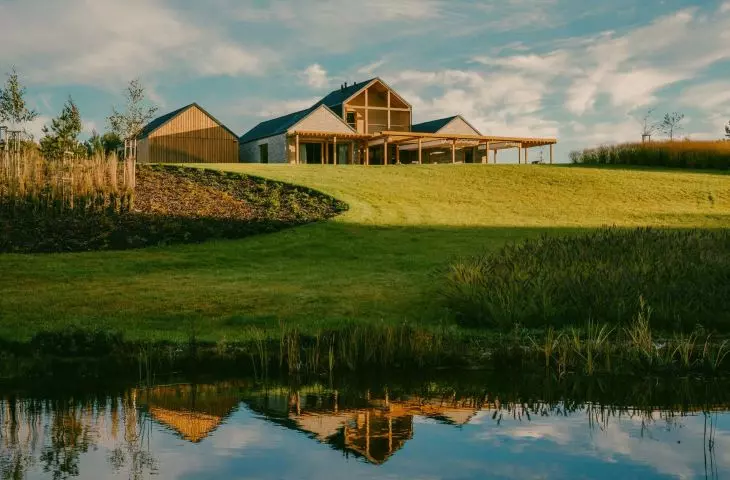 Cottages harmoniously integrated into the landscape of the Ostrów peninsula