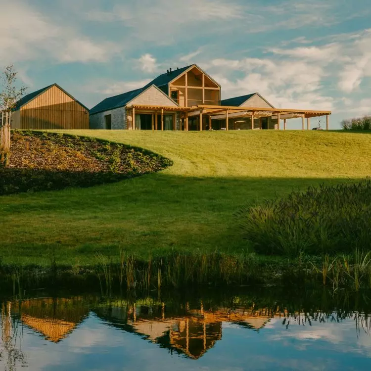 Cottages harmoniously integrated into the landscape of the Ostrów peninsula