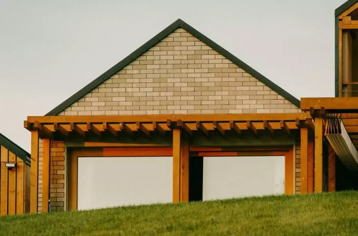 The use of wood, clinker and textured mineral plaster highlights the inspiration of the surrounding landscape
