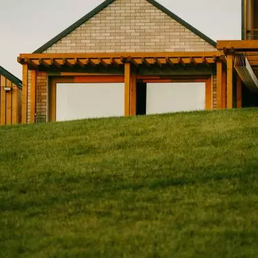 The use of wood, clinker and textured mineral plaster highlights the inspiration of the surrounding landscape