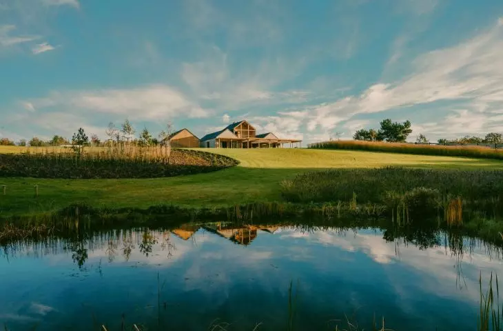 The cottages were built on the Ostrów peninsula, on Lake Kalwa in Pasym