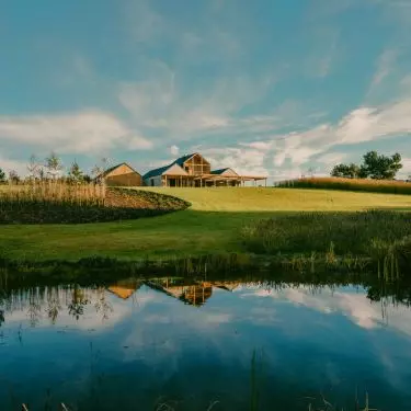 The cottages were built on the Ostrów peninsula, on Lake Kalwa in Pasym
