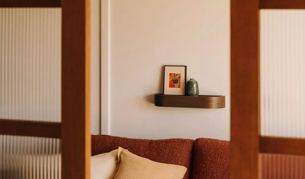 Salon z burgundową sofą