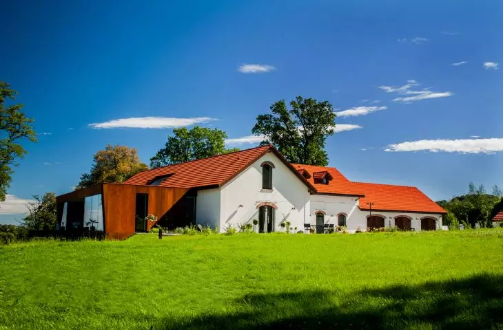 Rewaloryzacja zabytkowego folwarku w Chorowicach, proj.: Karpiel Steindel Architektura