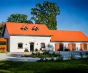 Rewaloryzacja zabytkowego folwarku w Chorowicach, proj.: Karpiel Steindel Architektura