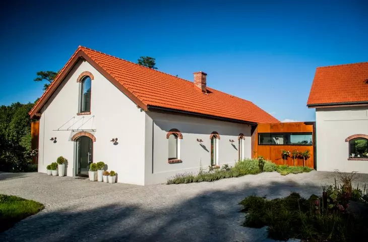 Rewaloryzacja zabytkowego folwarku w Chorowicach, proj.: Karpiel Steindel Architektura