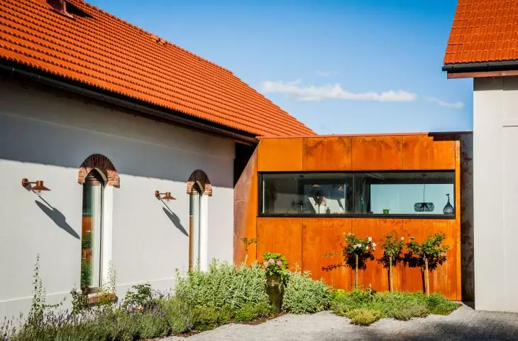 Rewaloryzacja zabytkowego folwarku w Chorowicach, proj.: Karpiel Steindel Architektura