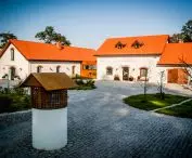 Rewaloryzacja zabytkowego folwarku w Chorowicach, proj.: Karpiel Steindel Architektura