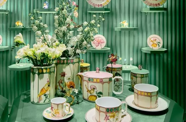 The porcelain was placed on an intense green background reminiscent of a lush garden