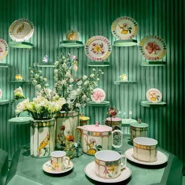 The porcelain was placed on an intense green background reminiscent of a lush garden