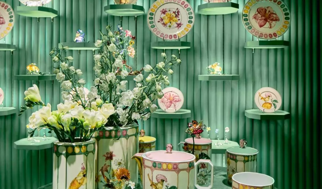 Porcelana została umieszczona na intensywnie zielonym tle przypominającym bujny ogród