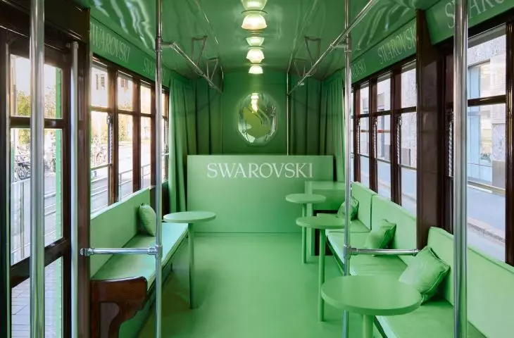 In a special streetcar, florist workshops were conducted