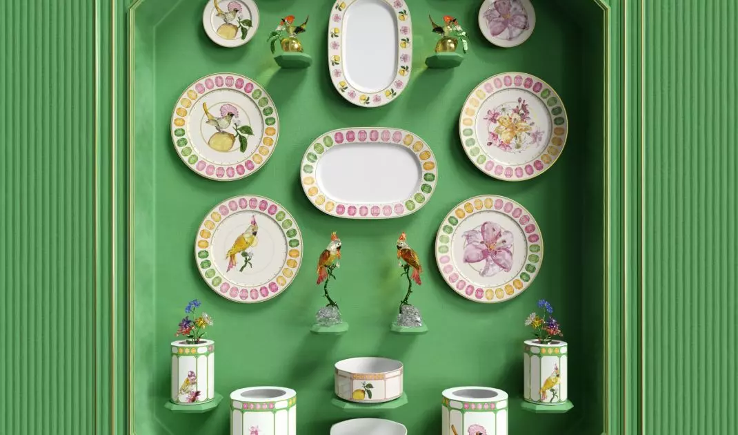 Porcelana zdobiona jest motywami tropikalnych ptaków, owoców i kwiatów 