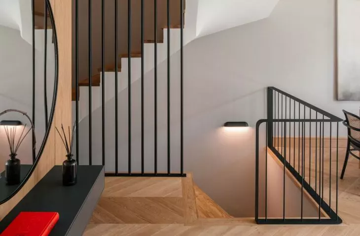 Staircase balustrades add rhythm to the whole and emphasize the geometric precision of the design