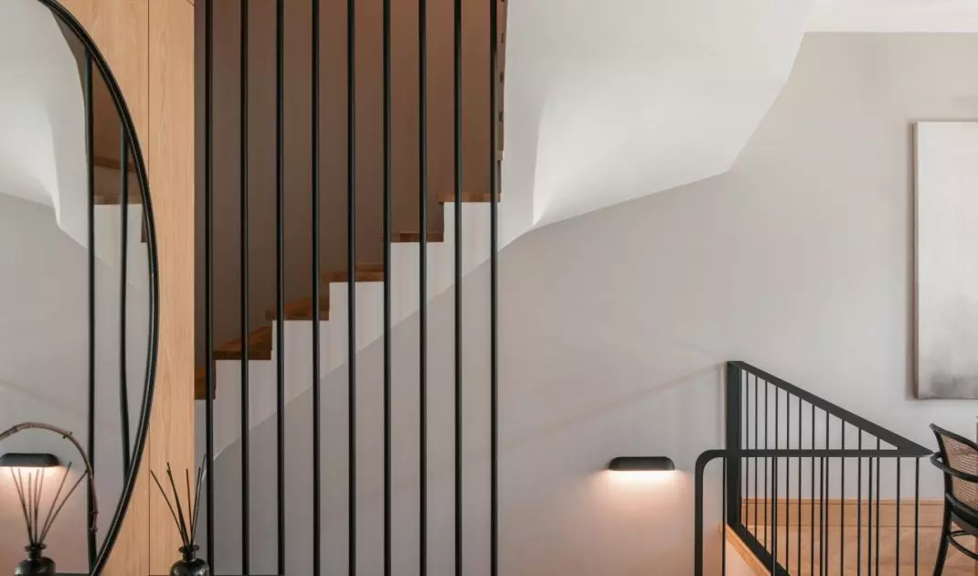 Staircase balustrades add rhythm to the whole and emphasize the geometric precision of the design