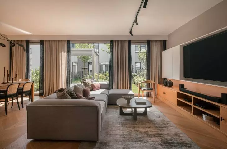 Large glazings illuminate the living area