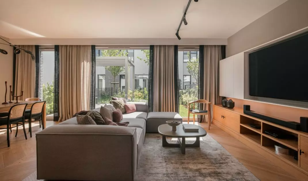 Large glazings illuminate the living area