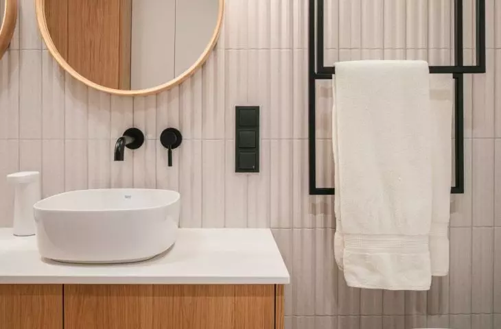 Ceiling towel rack, by design resembles the solution used on the TV wall in the bedroom