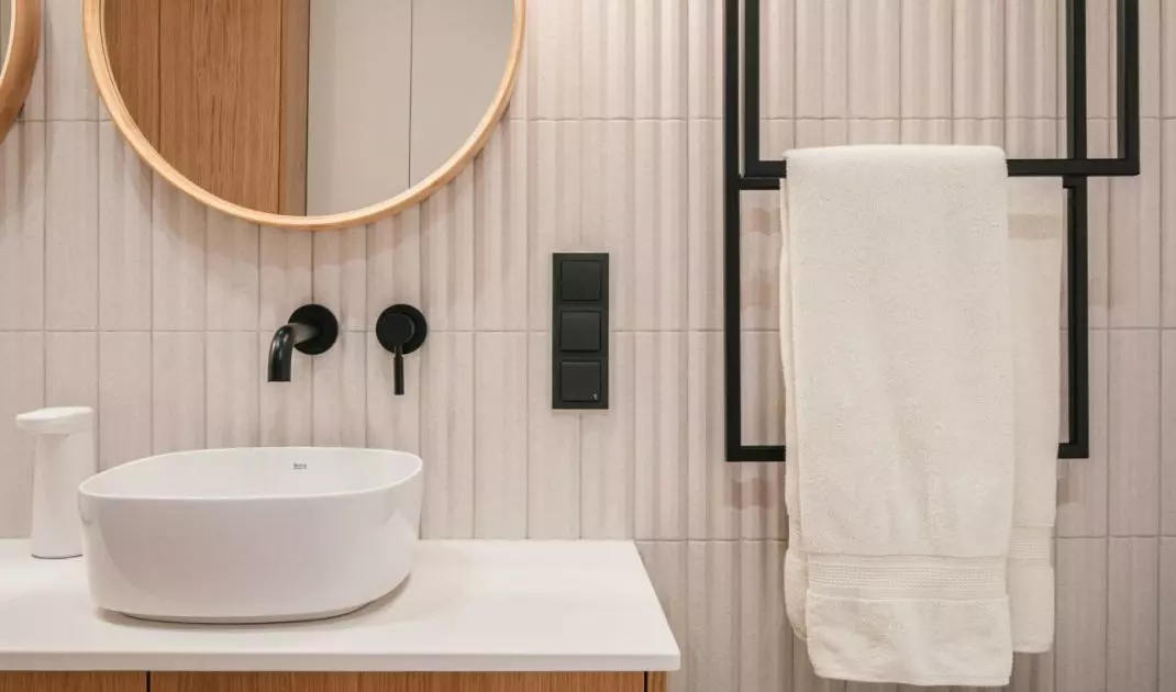 Ceiling towel rack, by design resembles the solution used on the TV wall in the bedroom