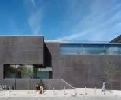 Minimalistyczna forma ratusza opiera się na prostych liniach i geometrycznych formach