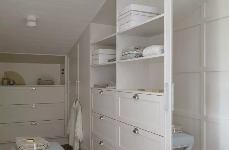 The dressing table, hidden behind the bed wall, was designed with functionality in mind