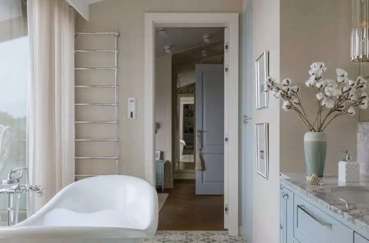 In the main bathroom, against a glass wall, there is a free-standing bathtub from which you can enjoy the sky while bathing