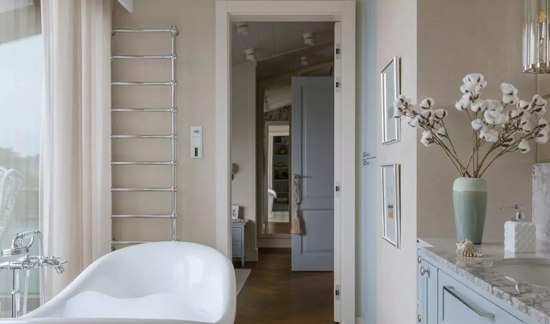 In the main bathroom, against a glass wall, there is a free-standing bathtub from which you can enjoy the sky while bathing