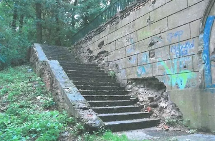 Destroyed terraces of the Italian garden in Ursinov before the 2016 revaluation