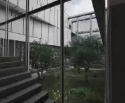 wnętrze sali sądowniczej
