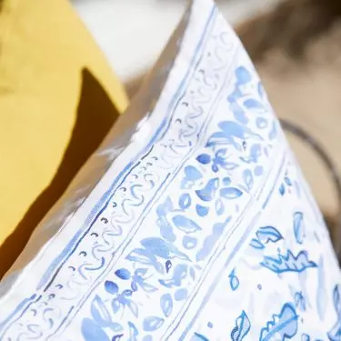 The arrangement in this style is dominated by warm, vibrant colors, especially blue and yellow