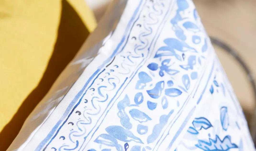 The arrangement in this style is dominated by warm, vibrant colors, especially blue and yellow