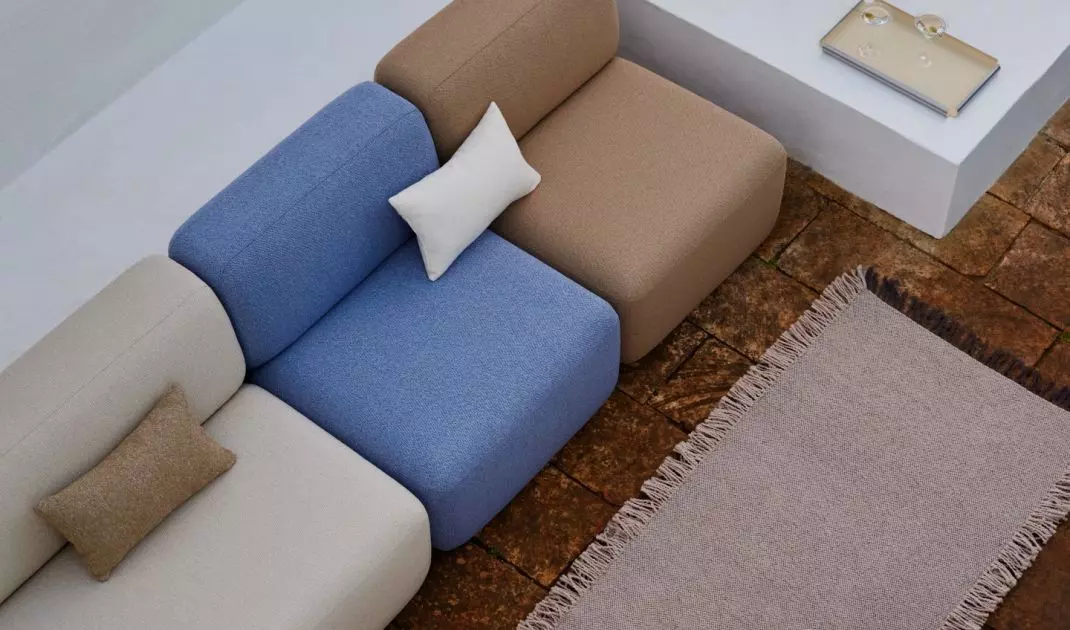 Use shades of blue, caramel and cream that resemble the sky at sunset and the heated stone underfoot