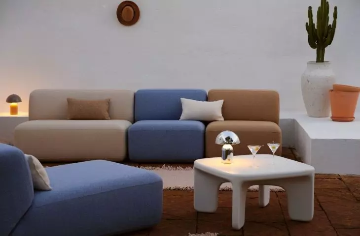 For a soft Mediterranean style arrangement, use modular furniture with rounded forms