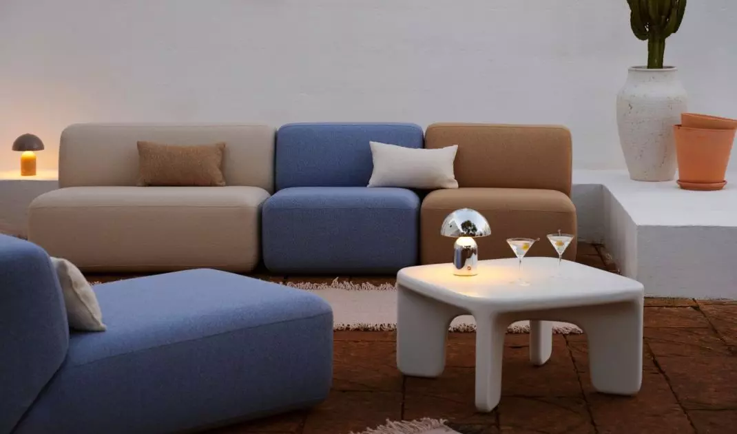 For a soft Mediterranean style arrangement, use modular furniture with rounded forms