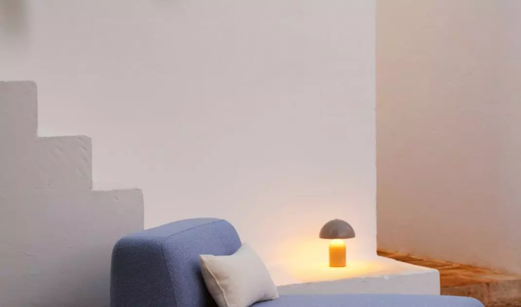 Designer lamps with soft light will create an atmosphere conducive to long evenings under the open sky