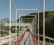 Stalowa siatka nadaje parkowi ażurowy charakter