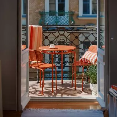 Lightweight, openwork furniture does not dominate the space