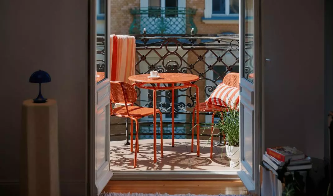 Lightweight, openwork furniture does not dominate the space