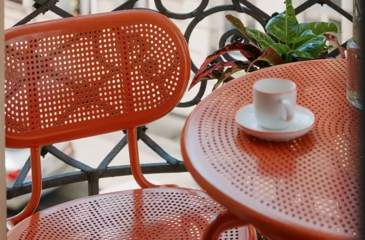 Vibrant style turns balcony into a stage for intense colors