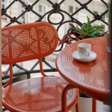 Vibrant style turns balcony into a stage for intense colors