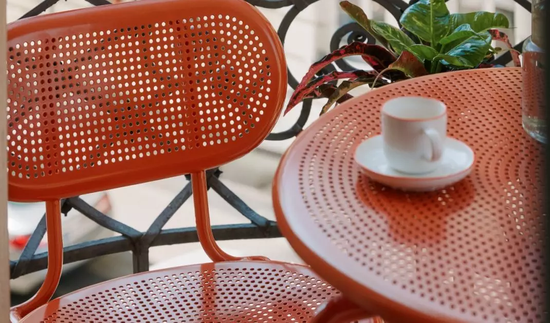 Vibrant style turns balcony into a stage for intense colors