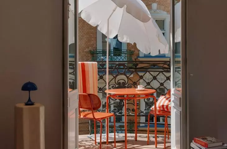 You can soften the arrangement with a bright umbrella